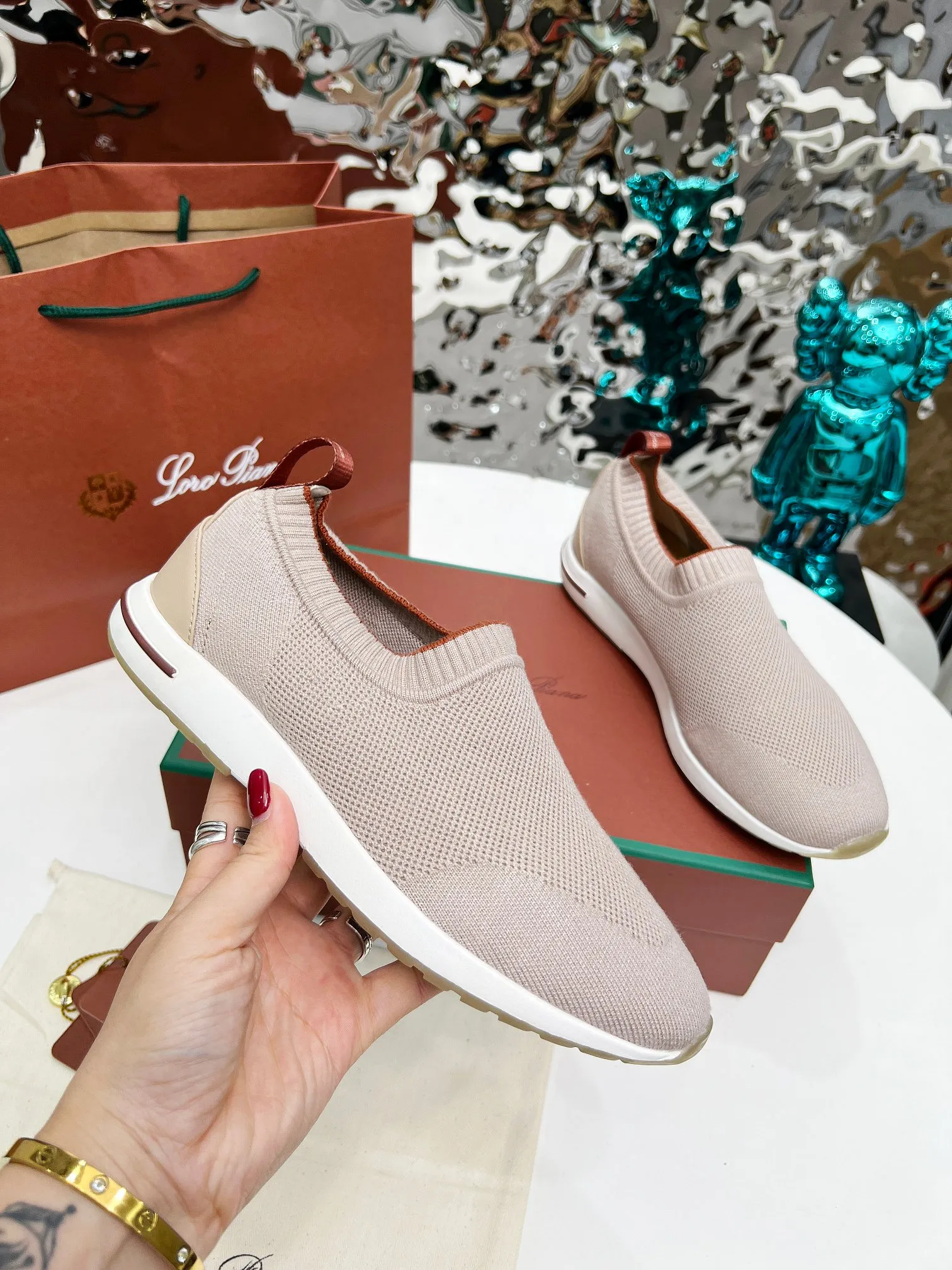 👟👟Ex-factory price 440👟👟 Men’s size +10 🧨🧨🧨Loropiana’s new board is online! This product is made of imported nylon velvet and developed from original boards. It is light, comfortable and breathable, and is suitable for all seasons. Size: 35-41, (Note: 35 and 41 are not returnable or exchangeable),